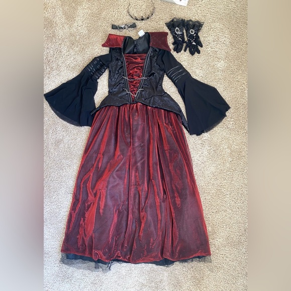 Royal Vampiress Costume - Size Child Medium (8-10) - Picture 16 of 16